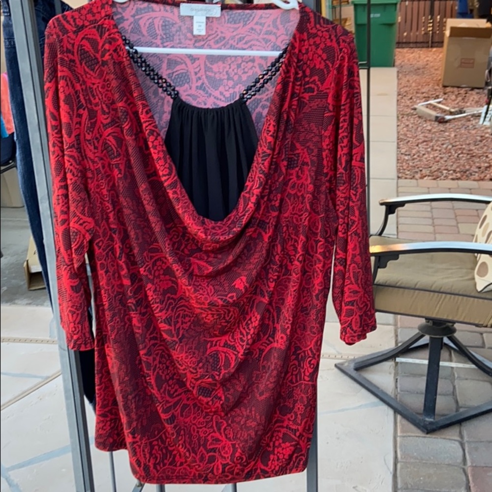 3/4 length sleeve black and red top
